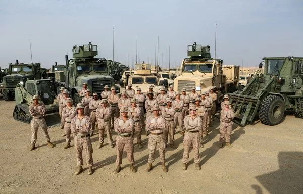 جنود من سلاح مشاة البحرية الأميركية (المارينز) يقفون لالتقاط صورة خلال مناورة الغضب العارم 22 في منطقة دعم لوجستية بالمملكة العربية السعودية، يوم 17 آب/أغسطس، 2022. [سلاح مشاة البحرية الأميركية]