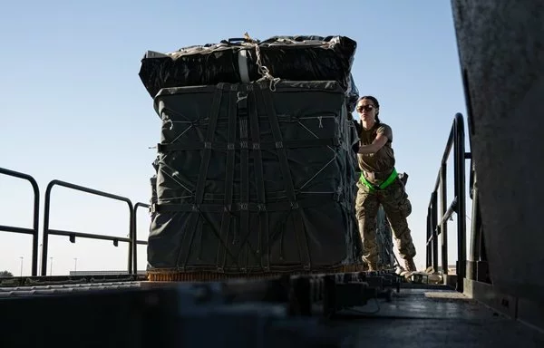 طيار أميركي يجهز رزم المساعدات الإنسانية تمهيدا لإسقاطها من الجو فوق غزة يوم 23 نيسان/أبريل. [وزارة الدفاع الأميركية]