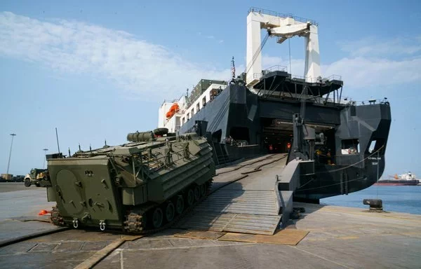 عناصر من مشاة البحرية الأميركية يقومون بتحميل مركبة إيه-1 برمائية هجومية على السفينة يو إس إن إس سيي خلال مناورة الغضب العارم 22 في ميناء ينبع التجاري بالسعودية يوم 29 آب/أغسطس 2022. [مشاة البحرية الأميركية]