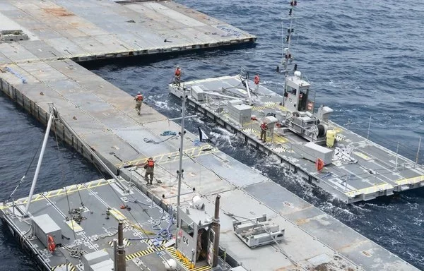 جنود أميركيون يبنون الرصيف العائم المؤقت في البحر المتوسط يوم 29 نيسان/أبريل. [القيادة المركزية الأميركية]