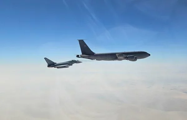 شاركت طائرات التزويد بالوقود كي سي-135 التابعة لسلاح الجو الأميركي في مناورة رماح النصر التي ينفذها سلاح الجو الملكي السعودي بالسعودية في شباط/فبراير. [سلاح الجو الأميركي]