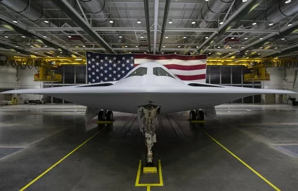 تم الكشف عن الطائرة بي-21 ريدر في فعالية نظمت في 2 كانون الأول/ديسمبر بكاليفورنيا. وصممت القاذفة للتحرك في بيئة تهديدات معقدة من الجيل التالي، ومن شأنها أن تلعب دورا أساسيا في ضمان قدرة الولايات المتحدة المستدامة على التفوق جوا. [سلاح الجو الأميركي]