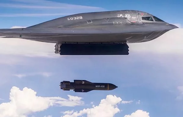 لقطة شاشة من مقطع فيديو نشره الجيش الأميركي لقاذفة قنابل من طراز بي-2 وهي تسقط قنبلة ضخمة مخترقة للحصون في عام 2019.