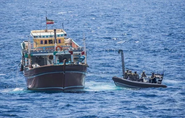فريق صعود على متن السفن تابع لمشاة البحرية الملكية من المدمرة إتش إم إس دايموند يستعد لضبط مخدرات بقيمة 19 مليون دولار بحوزة مهربين في المحيط الهندي في أواخر أيار/مايو. [البحرية الملكية]