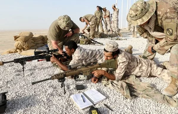 جنود من الجيشين الأميركي والقطري يعملون جنبا إلى جنب على آليات وإجراءات إطلاق النار خلال تدريب على القنص في مناورة إيسترن أكشن 19 في 6 تشرين الثاني/نوفمبر 2018 في قطر. [الجيش الأميركي]