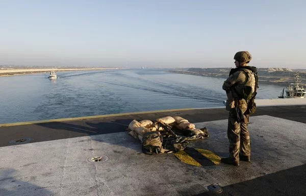 جندي فرنسي على متن حاملة الطائرات شارل ديغول أثناء إبحارها في قناة السويس بمصر يوم 18 كانون الأول/ديسمبر 2022. [لودوفيك مارين/وكالة الصحافة الفرنسية]