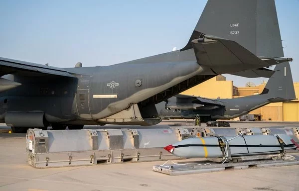 أظهر سلاح الجو الأميركي قدرة طائرة المهام المتعددة كوماندو 2 على تحميل وتفريغ صواريخ المواجهة المشتركة جو-أرض في قاعدة العديد الجوية بقطر في 6 آب/أغسطس الماضي. [سلاح الجو الأميركي]