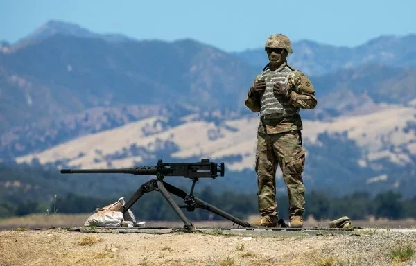 جندي احتياط في الجيش الأميركي يستعد لإطلاق النار من مدفع رشاش من طراز إم2إيه1 خلال تدريب بالذخيرة الحية في قاعدة هانتر ليغيت بكاليفورنيا، يوم 5 حزيران/يونيو. [الجيش الأميركي]