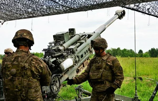 US soldiers conduct training with the M777 howitzer near the Bemowo Piskie Training Area in Poland on June 6, 2017. [US Army]