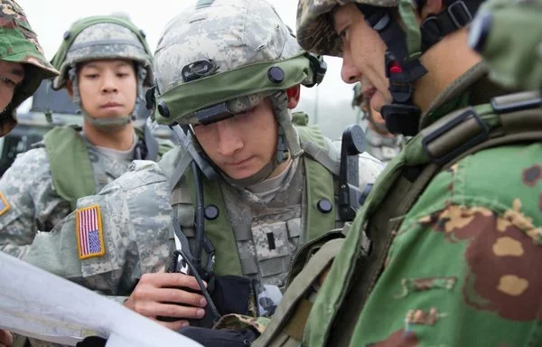 Arizona Army National Guard and Kazakh Peacekeeping Battalion soldiers work together during Steppe Eagle 2014, on October 12, 2014, at the Joint Multinational Readiness Training in Hohenfels, Germany. [US Army]