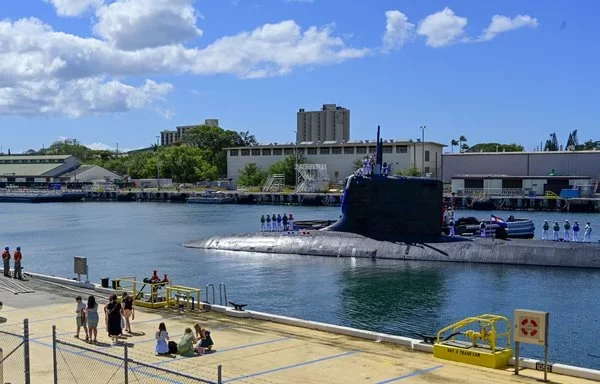 The Virginia-class fast-attack submarine USS Colorado arrives in Pearl Harbor in Hawaii during its change of homeport, April 17. [US Navy]