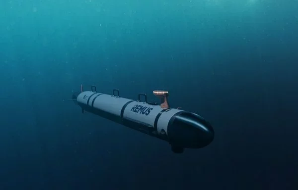 The REMUS 300 is a small, two-person portable UUV rated to depths of 305 meters. [UK Royal Navy]