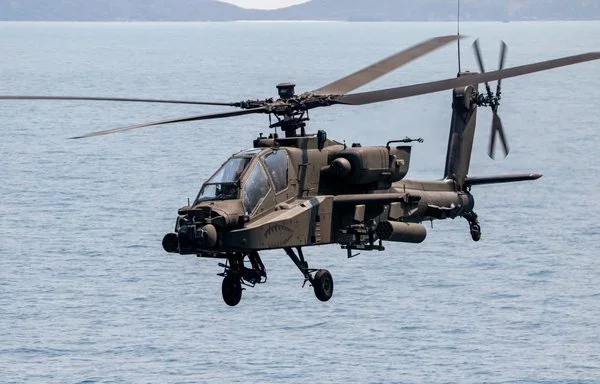 An AH-64 Apache flies by the San Antonio-class amphibious transport dock ship USS Somerset during Exercise Cobra Gold 2024, in the Gulf of Thailand, March 1, 2024. [US Navy]