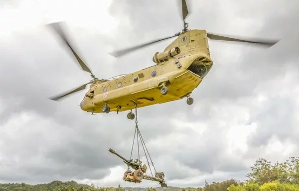 A CH-47 Chinook conducts sling load operations at Schofield Barracks, Hawaii, April 2, 2022. [US Army National Guard]