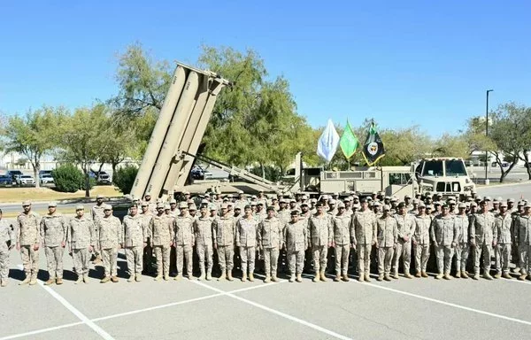 أفراد منظومة ثاد السعوديون يقفون لالتقاط صورة. [وزارة الدفاع السعودية]