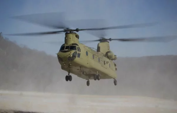 US soldiers practice sling load procedures with a CH-47 Chinook helicopter at Fort Indiantown Gap, Pennsylvania, January 22. [US National Guard]